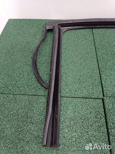 Уплотнитель стекла двери задний левый Renault