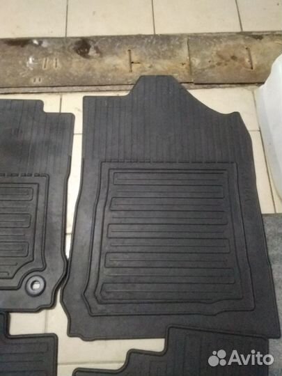 Продаю коврики оригинал toyota camry