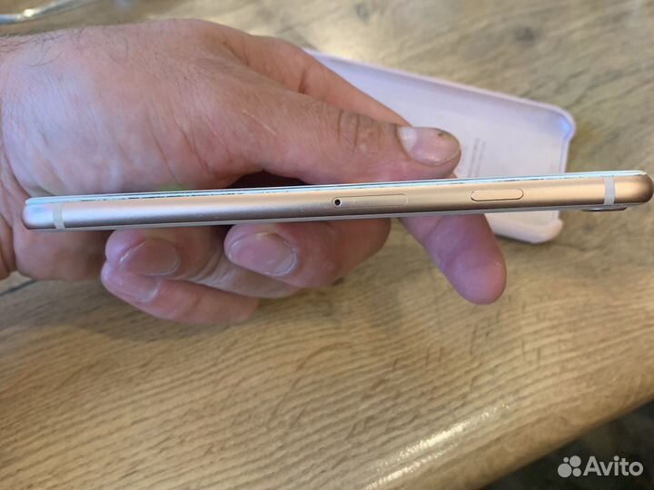 Телефон iPhone 8