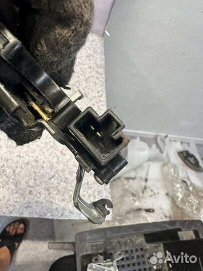 Замок багажника Nissan Almera G15