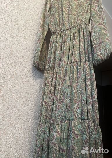 Удлиненное платье оливкового цвета с поясом