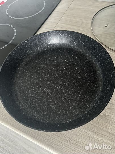 Сковородка новая с антипригарным покрытием