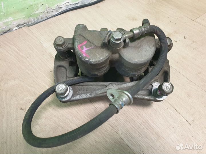 Суппорт передний левый Subaru Impreza Forester