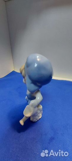 Антикварная фарфоровая статужтка юный садовод.ГДР