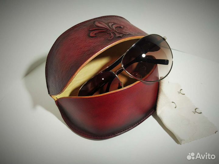 Кожаный очечник с тиснением