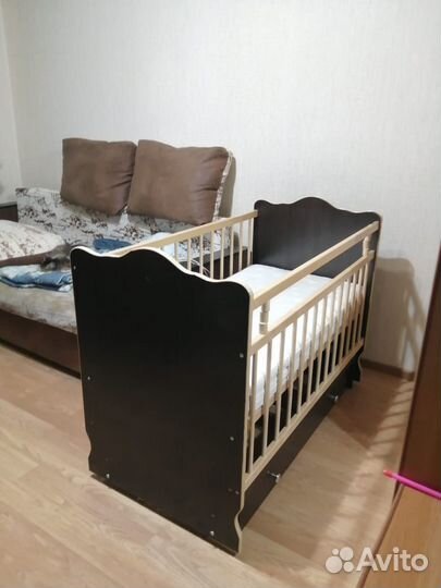 Детская кроватка с маятником и ящиком