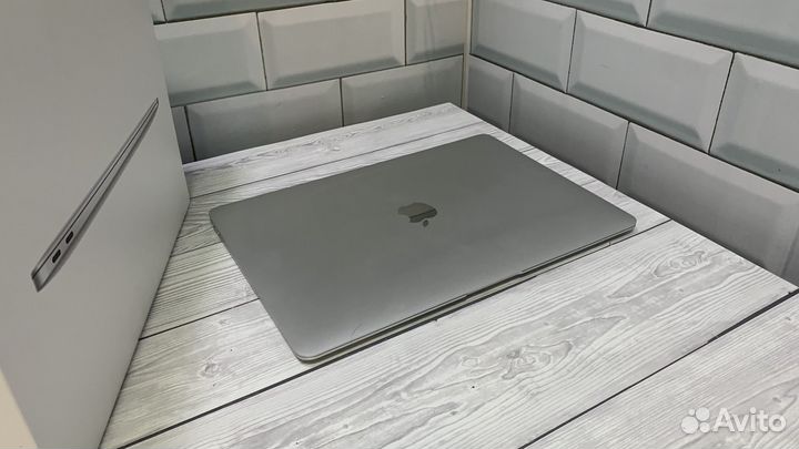 MacBook Air 13“ 2020 — M1, 16/512, 1 цикл