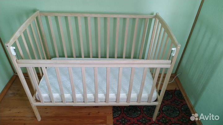 Детская кровать на колесиках