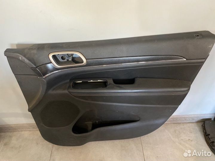 Обшивка двери передняя правая Jeep Grand Cherokee