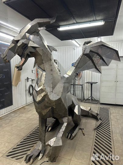 Полигональный дракон из металла. фигуры. скульптур