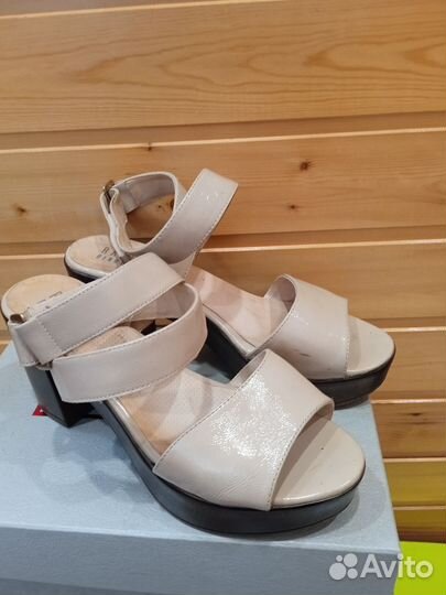 Босоножки и туфли из натуральной кожи