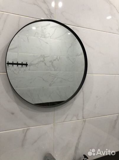 Круглое зеркало в металической оправе