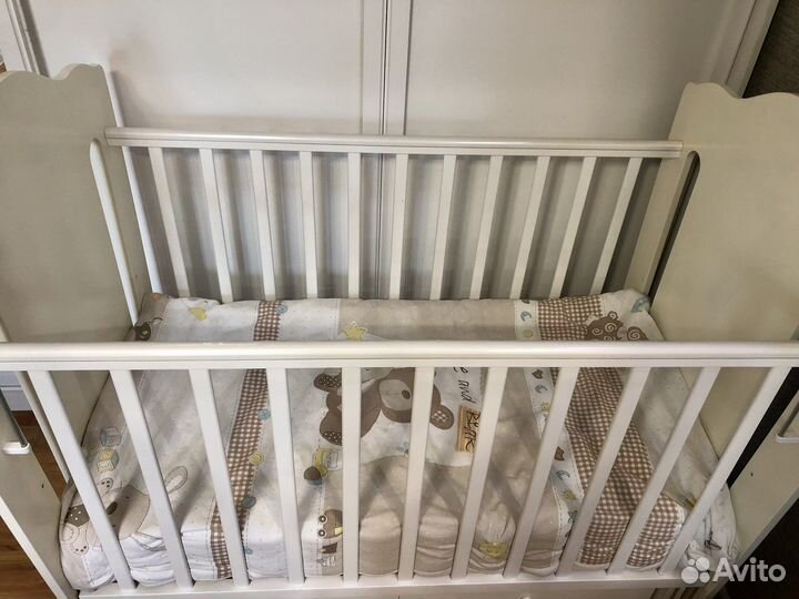 Кроватка для новорожденных с маятником