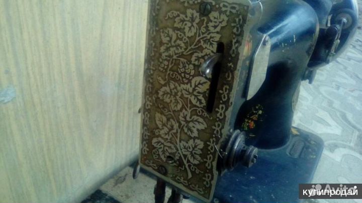 Антикварная ножная швейная машинка Singer