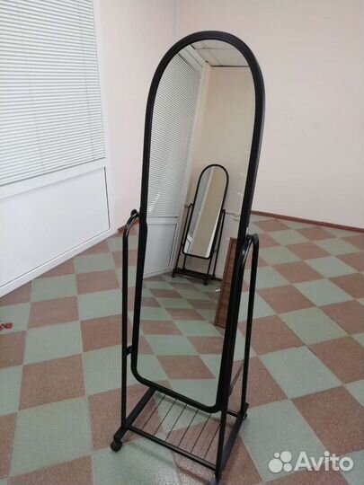 Зеркало напольное на колесах