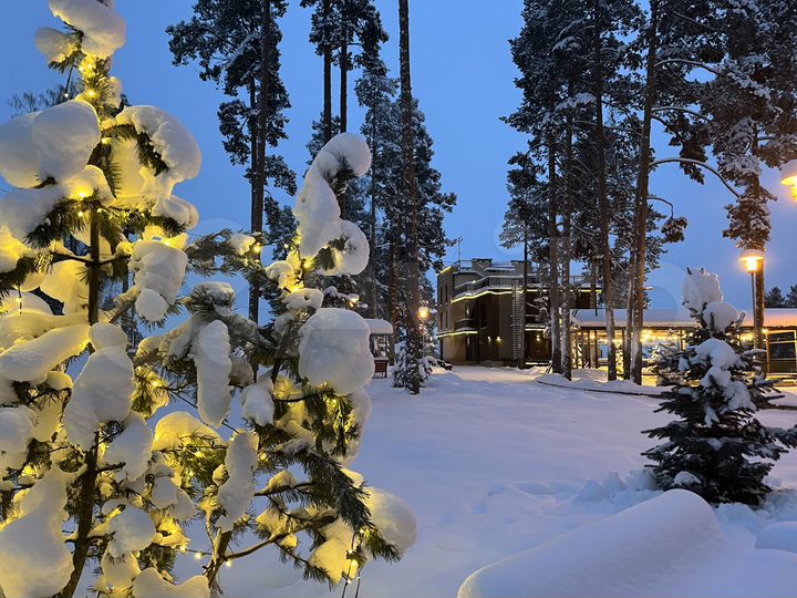 Коттедж 1000 м² на участке 8 га