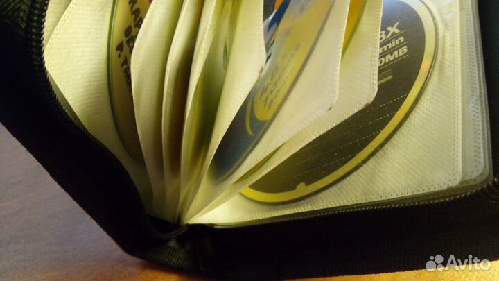 Диски DVD и CD с музыкой, фильмами, играми