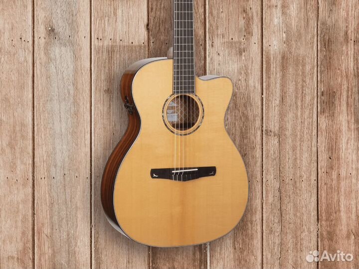 Классическая гитара с подключением Cort Gold-OC8 Nylon Natural Glossy