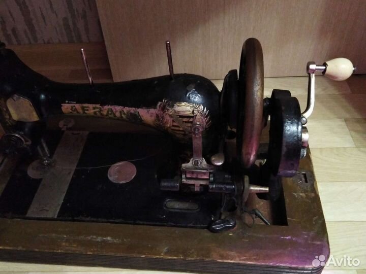 Старинная антикварная швейная машинка