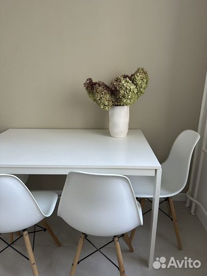 Стулья белые