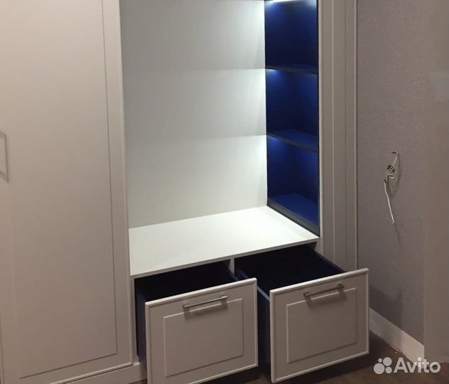 Зеркальный шкаф