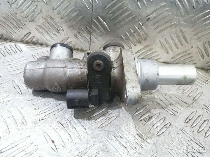 Главный тормозной цилиндр VW Passat B7