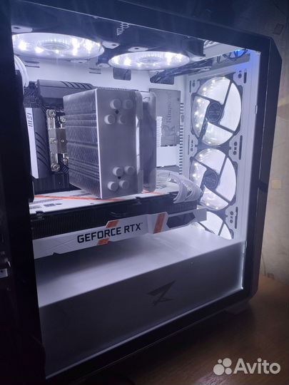 Мощный игровой белый компьютер RTX