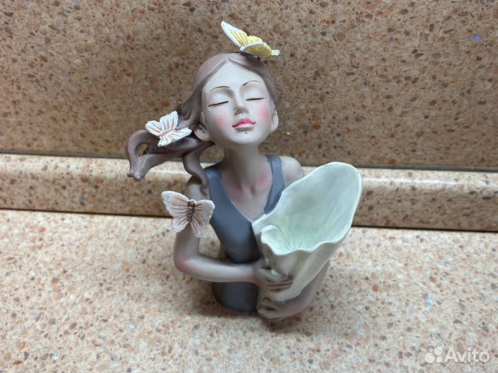 Фарфоровые статуэтки девушка с бабочками