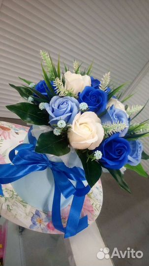 Цветы из мыла в шляпной коробке