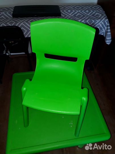 Детский столик и два стульчика