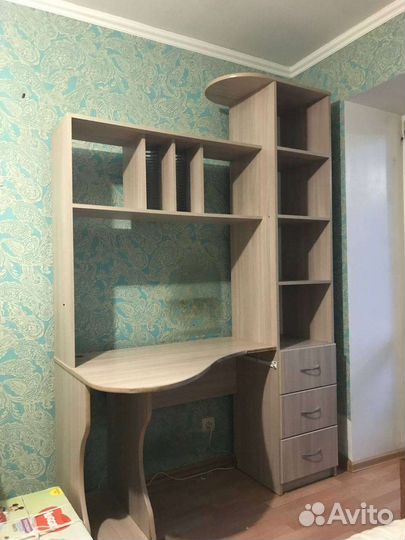 Письменный стол с ящиками и полками