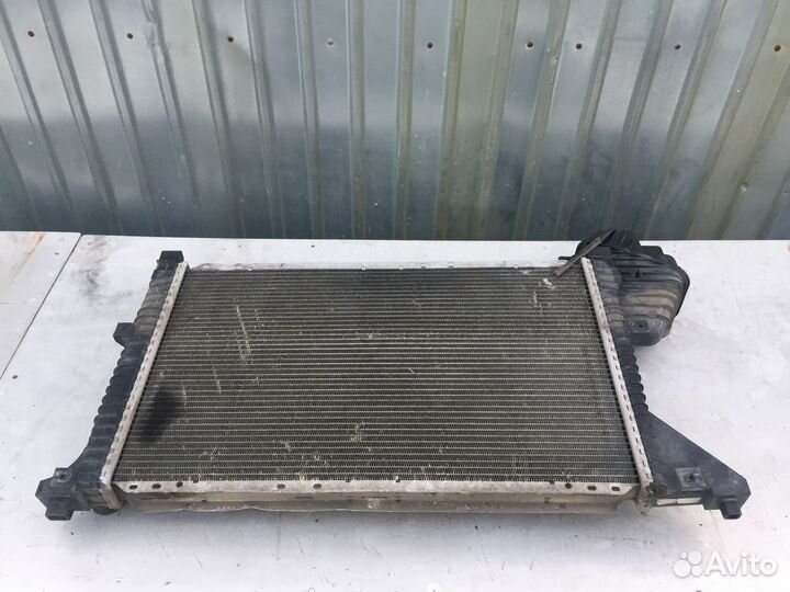 Радиатор охлаждения Behr Mercedes 166