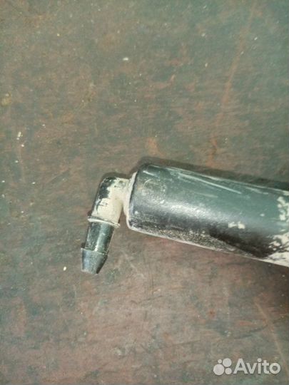 Форсунка омывателя передняя правая Nissan Qashqai