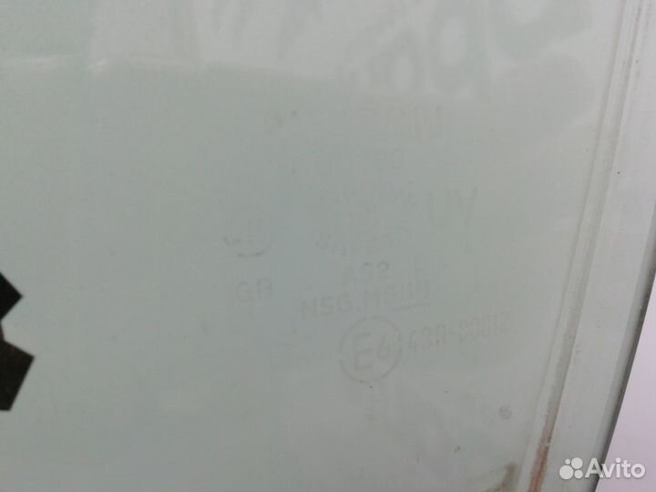 Стекло передней левой двери 80301JN90A Nissan