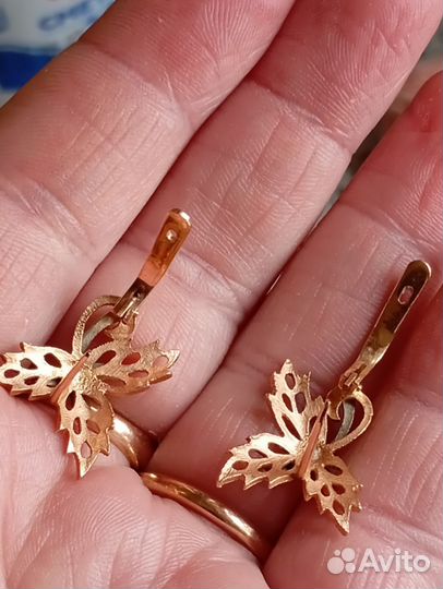 Продам золотые серьги 585