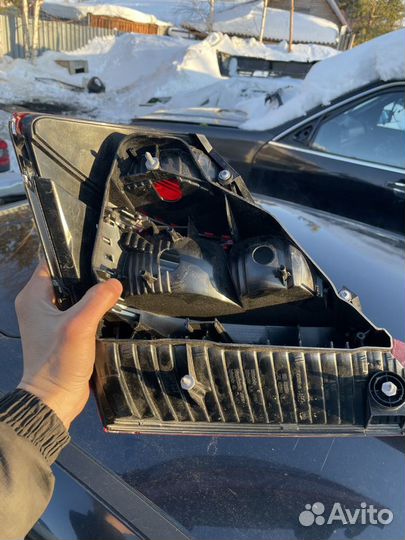 Задний правый фонарь на w221