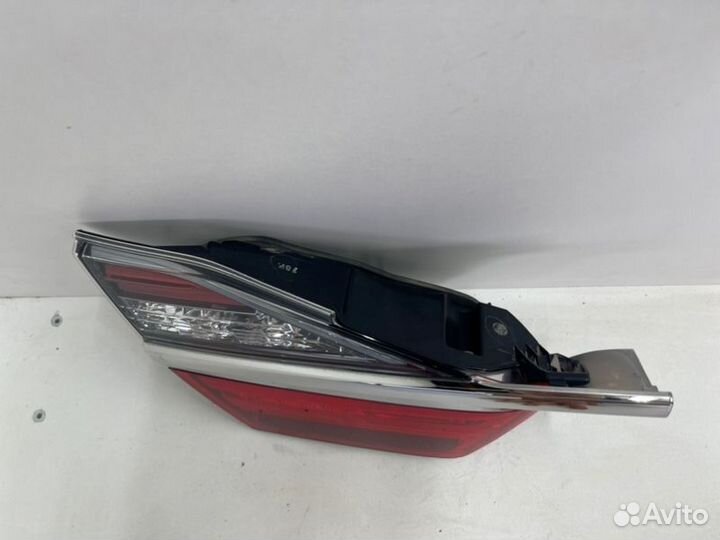 Фонарь внутренний левый Toyota Camry V55 2014-2018