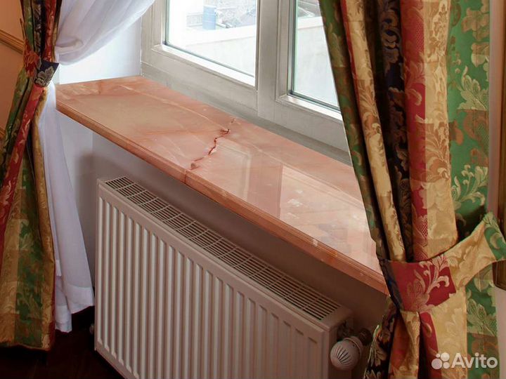 Пластиковые окна с цветными подоконниками