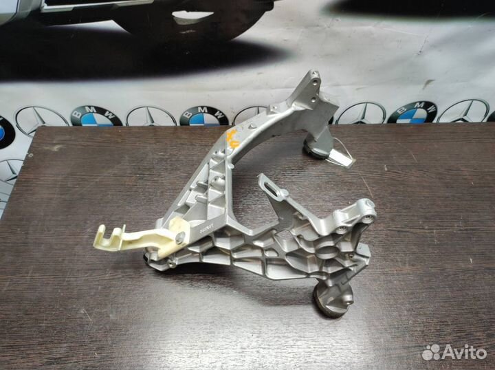 Кронштейн Bmw F02