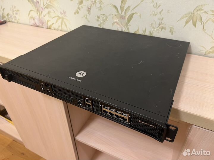 Motorola RFS-6010-1000-WR Коммутатор