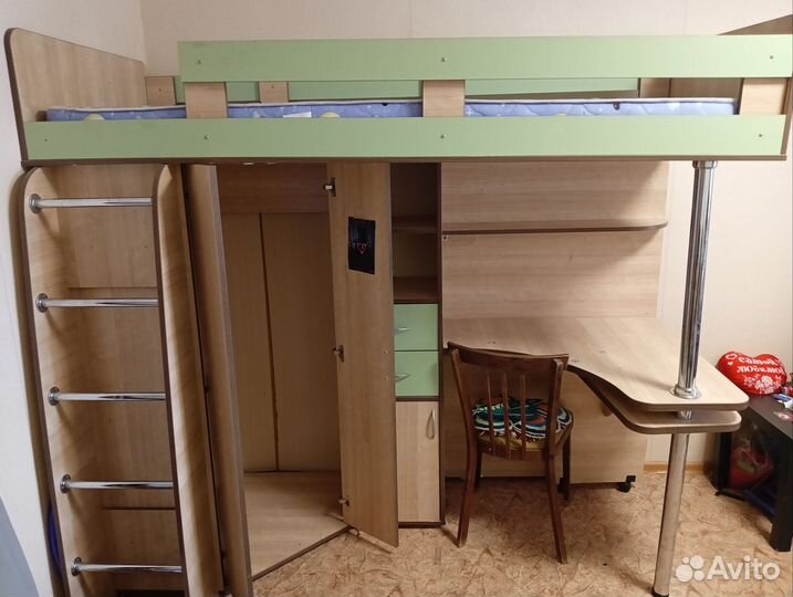 Детский уголок с кроватью и столом