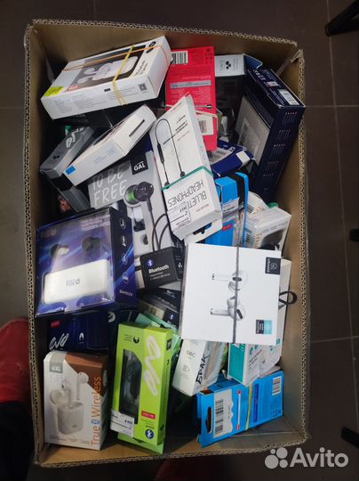 Коробка с наушниками