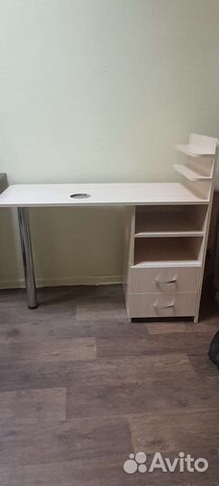 Маникюрный стол