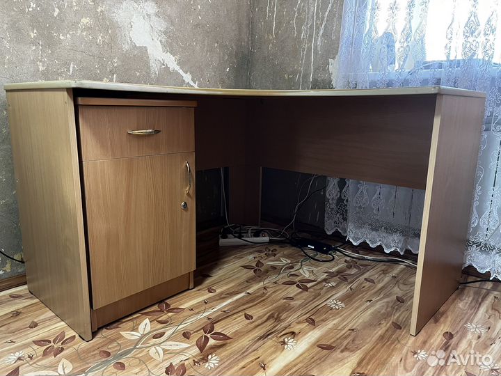 Стол письменный угловой с тумбой б/у