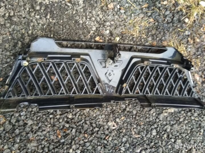Решетка радиатора Мицубиси Паджеро Спорт