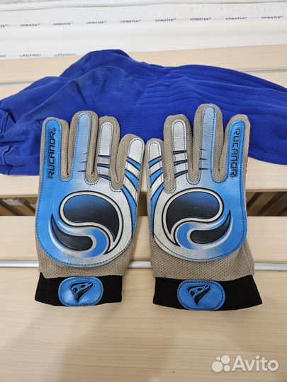 Вратарские перчатки
