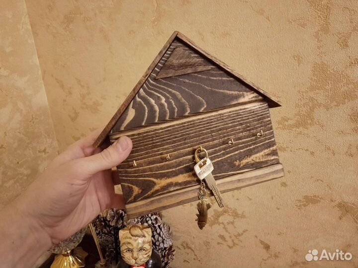 Настенная ключница из дерева