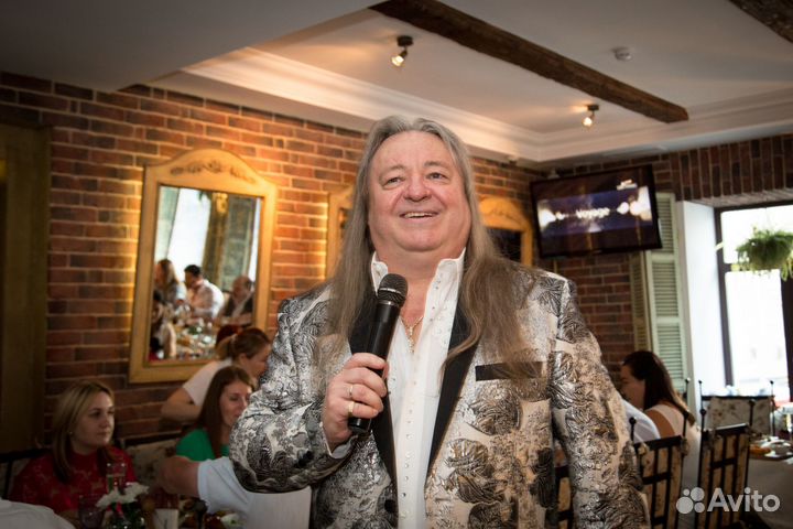 Ведущий на праздник