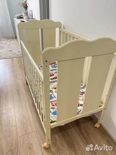 Детская кроватка с 0-4 лет с матрасом и бортиками
