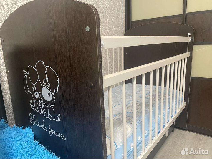 Детская кроватка с маятником